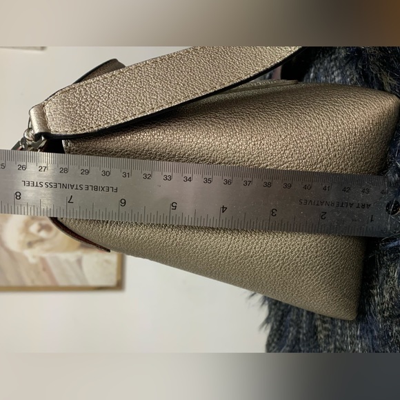 👜Carolina Herrera cross body súper good condition👜 - Picture 14 of 16